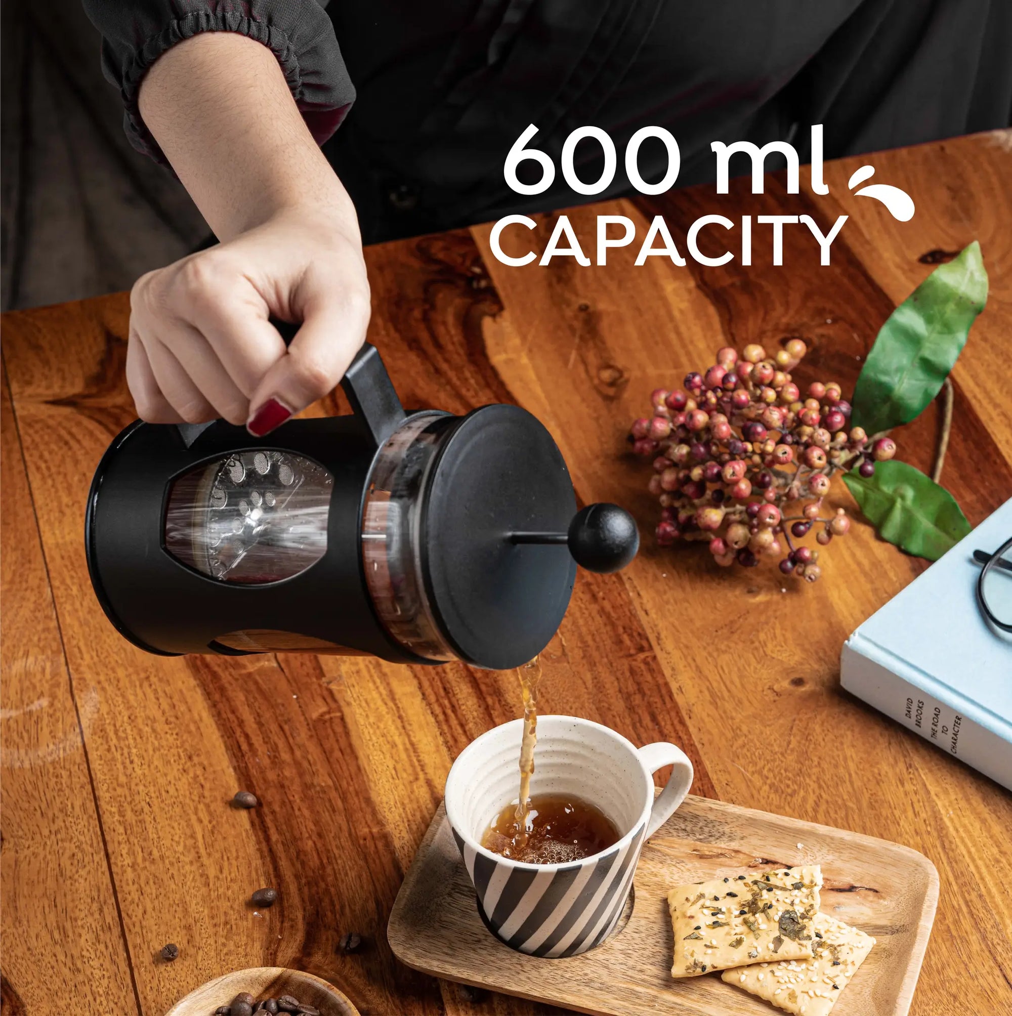 Pouring freshly brewed coffee from the Sipologie 600ml French Press into a cup