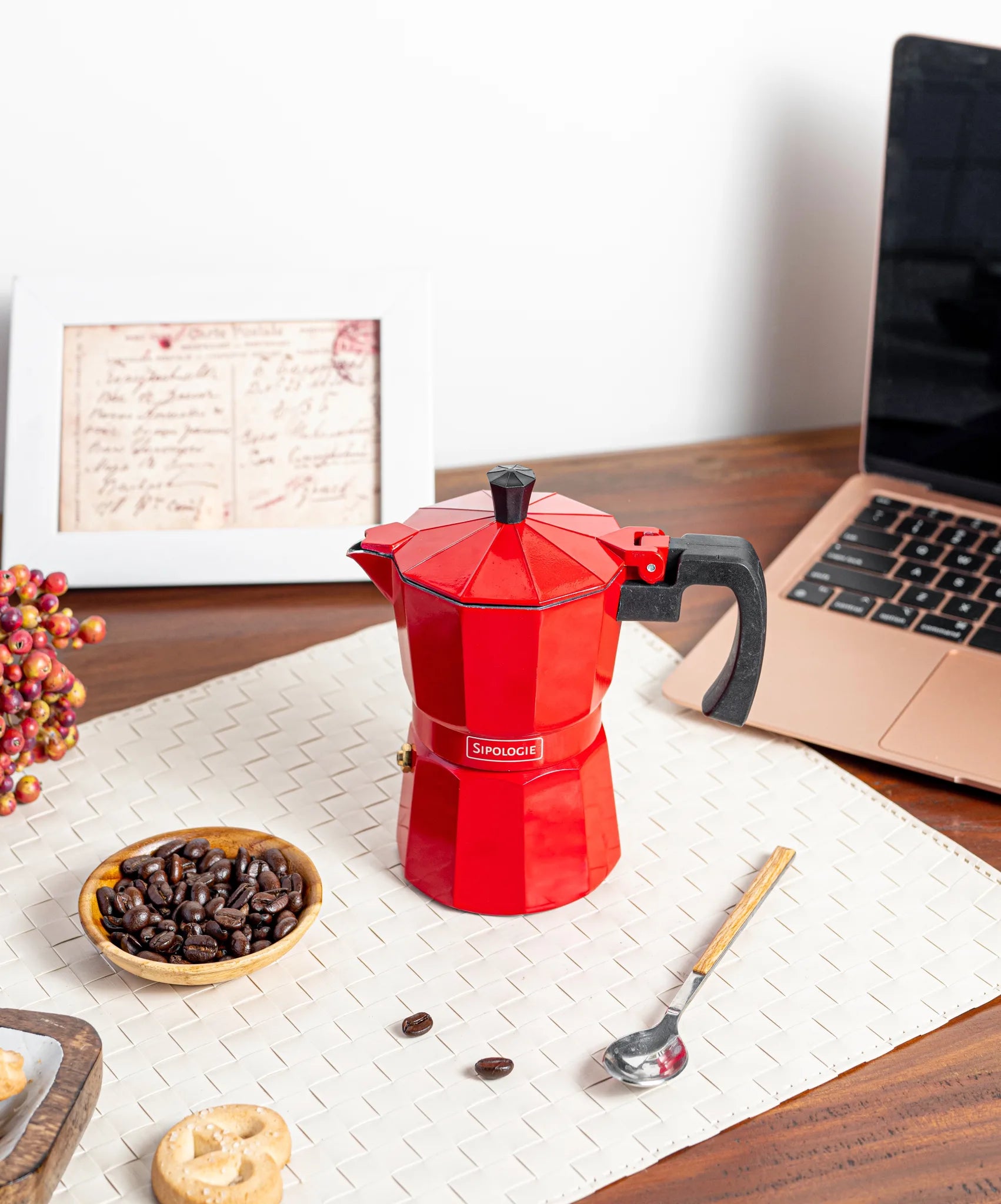 Sipologie red aluminium Moka Pot with ergonomic handle on a kitchen counter