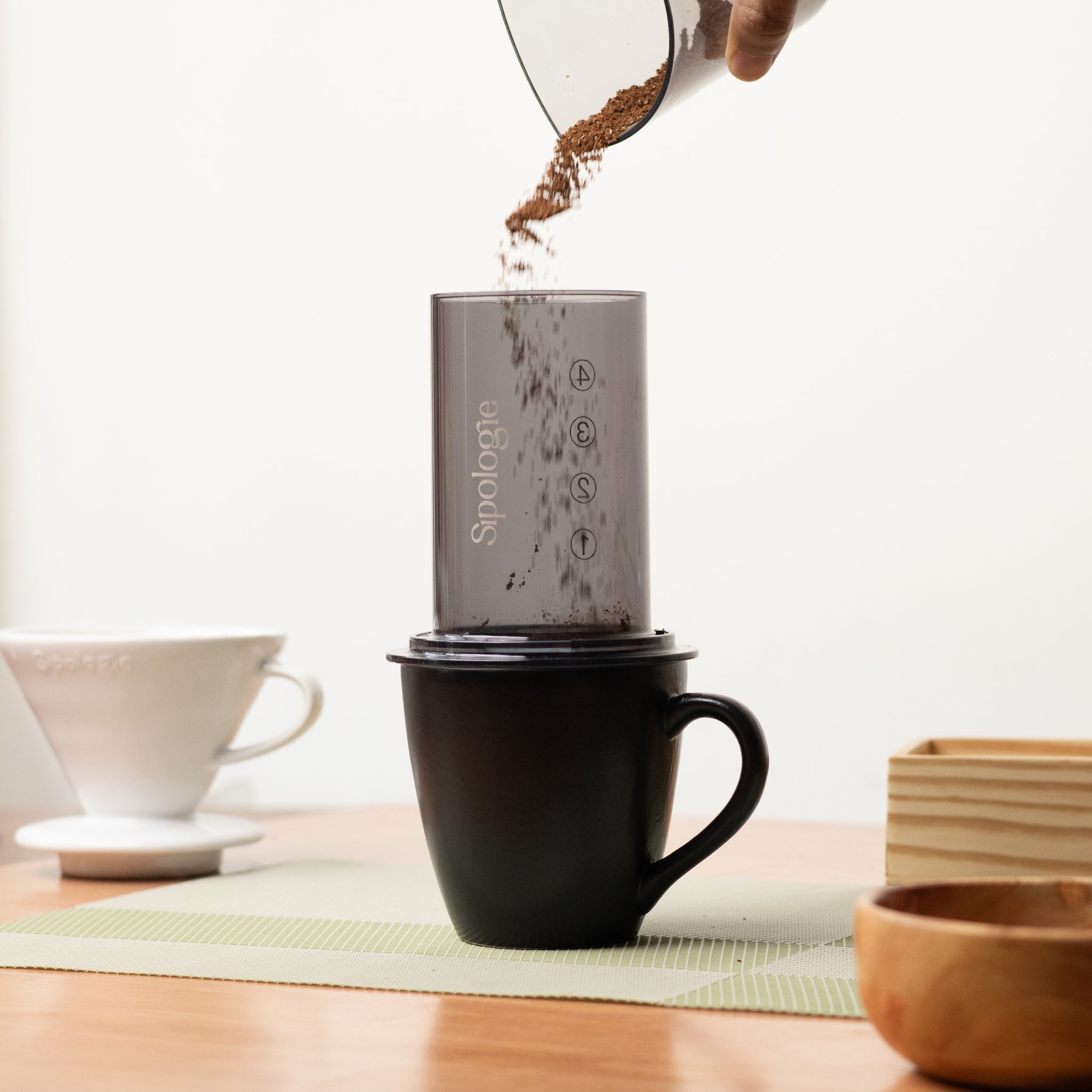 Sipologie Aeropress with In-Built Mesh and Ceramic Coffee Mug